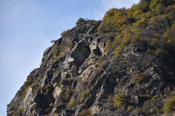 Vorher: Gelockertes Felsmaterial, das vor 14 Tagen im Netz hängen geblieben ist, wurde heute kontrolliert gesprengt. (Foto: LPA/Landesamt für Geologie und Baustoffprüfung)
