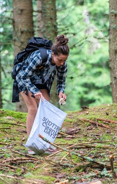 Agli “Alto Adige CleanUp Days”, in programma dal 17 al 20 settembre, possono partecipare tutti gli interessati e le interessate: presso i punti di distribuzione riceveranno un kit CleanUP gratuito contenente sacchetti per i rifiuti e pinze. (Foto: USP/Marco Spataro)