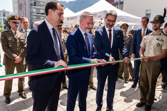 Il taglio del nastro da parte del ministro Lorenzo Guerini (Foto: ASP/Ivo Corrà)