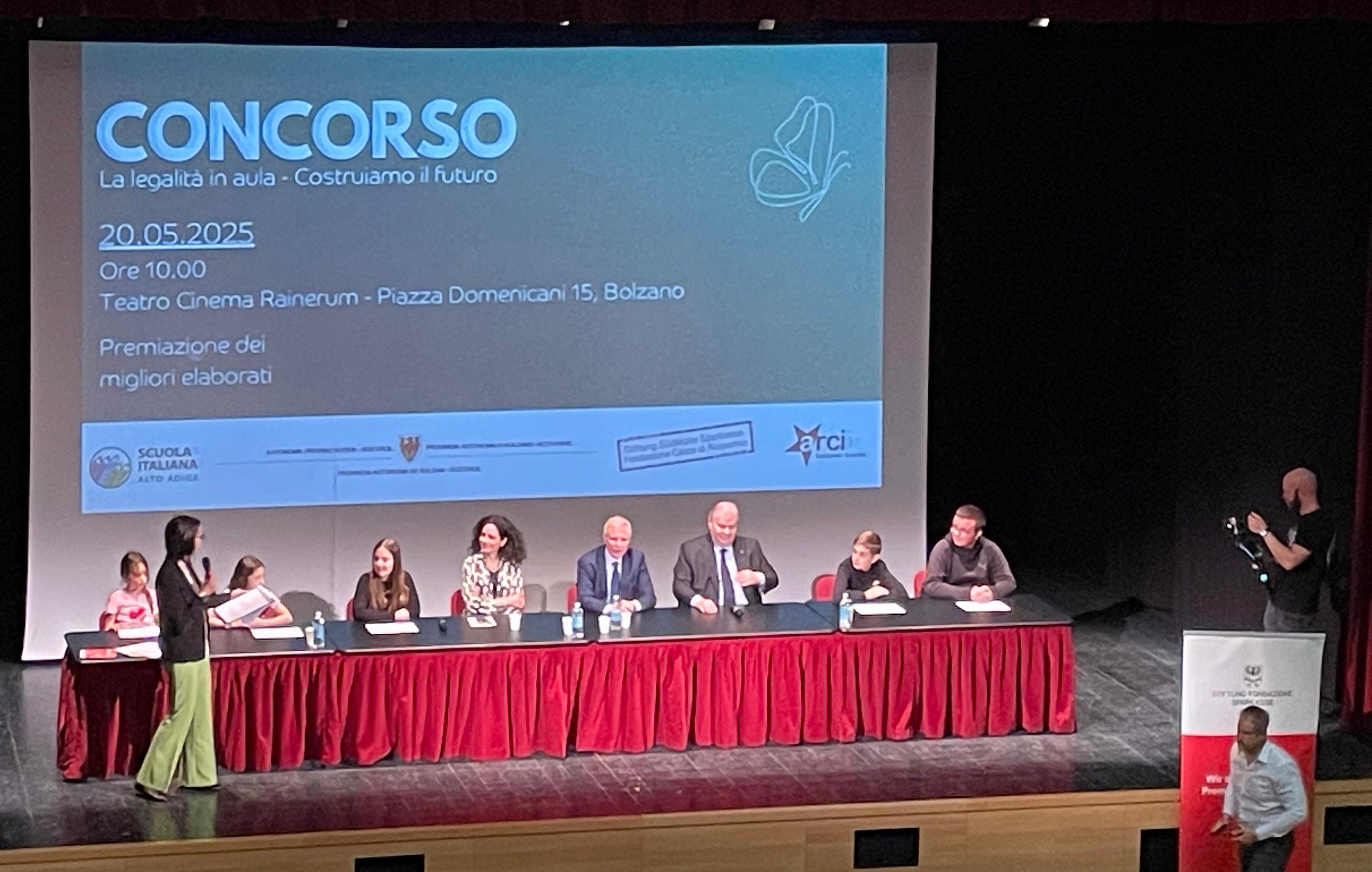 Circa 150 studenti di 13 classi di ogni ordine e grado della scuola italiana hanno partecipato ad un evento tenutosi il 20 maggio al teatro cinema “Rainerum” di Bolzano: tra i momenti salienti la tavola rotonda con alcuni rappresentanti istituzionali. (Foto: USP)