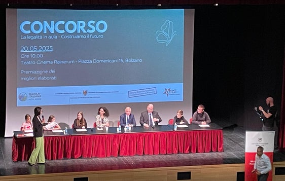 Circa 150 studenti di 13 classi di ogni ordine e grado della scuola italiana hanno partecipato ad un evento tenutosi il 20 maggio al teatro cinema “Rainerum” di Bolzano: tra i momenti salienti la tavola rotonda con alcuni rappresentanti istituzionali. (Foto: USP)