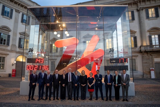 La delegazione del Comitato Milano Cortina posa davanti all'orologio che, in piazza Duomo a Milano, scandisce il conto alla rovescia per i Giochi Olimpici Invernali: nella foto, secondo da sinistra, il presidente della Provincia Arno Kompatscher e, sesta da destra, la presidente del CIO Kirsty Coventry. (Foto: Milano Cortina 2026)