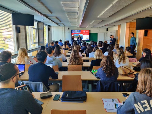 Inizio del secondo anno di medicina a Bolzano: il 29 settembre le aule della Claudiana di Bolzano si sono nuovamente riempite di studenti. (Foto: USP/Dipartimento Prevenzione sanitaria e Salute)
