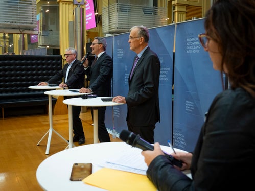 Il presidente del Consorzio dei Comuni Schatzer, il presidente Kompatscher, il presidente dei segretari municipali Elsler e la direttrice della Ripartizione Enti locali Markart hanno informato ieri sera gli aspiranti segretari municipali sul corso di abilitazione e sulle mansioni (Foto: ASP/Fabio Brucculeri)