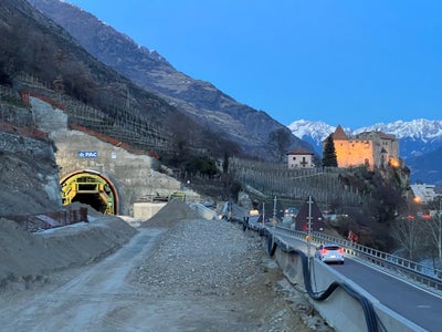 Ein Meilenstein für die Umfahrung Kastelbell wird am 28. März um 10 Uhr mit dem Tunneldurchstich gesetzt. (Foto: LPA/Ressort Infrastrukturen und Mobilität)