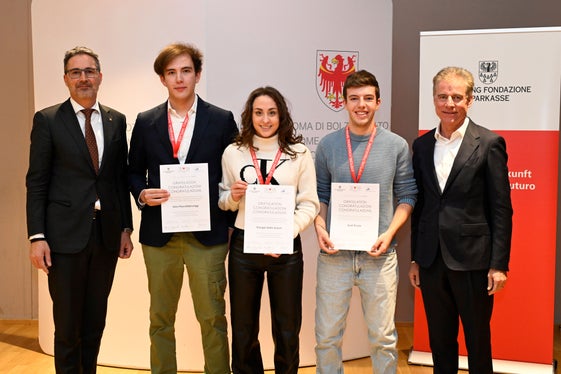 Il presidente Kompatscher e il presidente degli imprenditori altoatesini Oberrauch posano insieme a due giovani premiati. (Foto: Fondazione Cassa di Risparmio/Ochsenreiter)