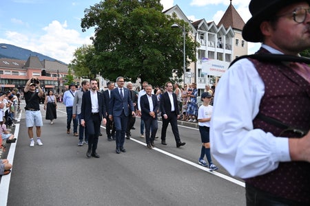 Festumzug mit (1. Reihe v. l.) Landesrat Simone Marchiori (Trentino), Euregio-Präsident Arno Kompatscher (Südtirol) Brunecks Bürgermeister Bruno Wolf und Landeshauptmannstellvertreter Philip Wohlgemuth (Tirol) (Foto: Bruneck Kronplatz Tourismus/Gianvito Coco)