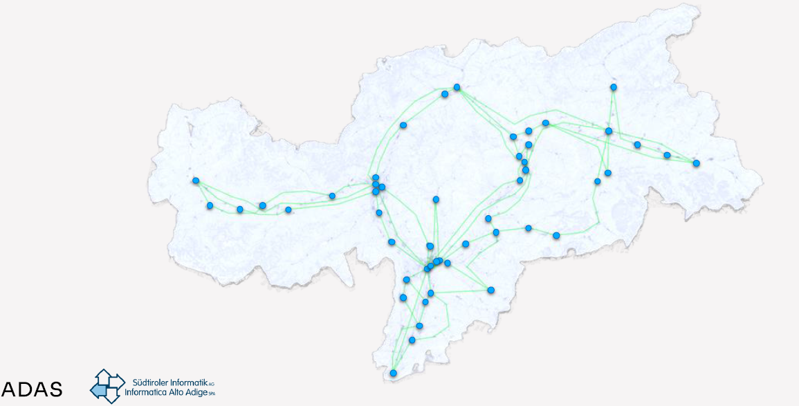 Das landesweite Glasfasernetz GovNET wurde inzwischen eingerichtet. Die ersten öffentlichen Gebäude im Zentrum von Bozen wurden angebunden. Schrittweise sollen bis 2028 weitere 600 Standorte der öffentlichen Verwaltung folgen, darunter Landesämter, Schulen und Gemeindestrukturen. (Quelle: LPA/ADAS/SIAG)