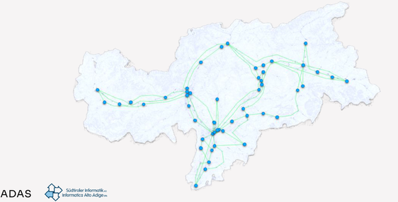 Das landesweite Glasfasernetz "GovNET" wurde inzwischen eingerichtet. Die ersten öffentlichen Gebäude im Zentrum von Bozen wurden angebunden. Schrittweise sollen bis 2028 weitere 600 Standorte der öffentlichen Verwaltung folgen, darunter Landesämter, Schulen und Gemeindestrukturen. (Quelle: LPA/ADAS/SIAG)