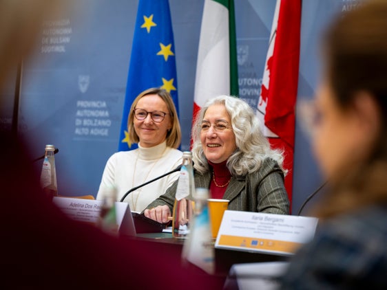 L'assessora provinciale all'Europa Magdalena Amhof (nella foto a sinistra) ha presentato oggi l'attuazione del programma FSE+ 2021-2027. Adelina dos Reis ha partecipato all'evento in qualità di Head of Unit - Labour Mobility and International Affairs della Commissione europea. (Foto: USP/Fabio Brucculeri)