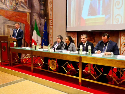 Durante l'incontro nella capitale, l'assessore Schuler ha sottoposto all'attenzione del ministro Lollobrigida (nella foto a sinistra durante il suo intervento) i temi dei grandi predatori e della certificazione obbligatoria del benessere animale. (Foto: Ministero dell'Agricoltura, della sovranità alimentare e delle foreste)