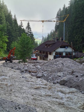 La casa circondata dal fango lungo il torrente Furcia (Foto: ASP/Ufficio Sistemazione bacini montani Est)