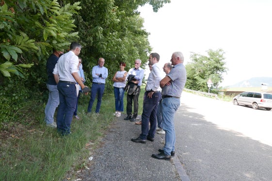 L’assessore Alfreider ha recentemente effettuato un sopralluogo a Caldaro per verificare alcuni progetti relativi alla mobilità (Foto: ASP/Ingo Dejaco) 