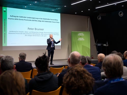 L'assessore provinciale Peter Brunner ha sottolineato: Attendo con ansia le proposte concrete che lo Stakeholder Forum per il clima elaborerà. L'obiettivo sarà quello di trovare il maggior consenso possibile. (Foto: ASP/Fabio Brucculeri)
