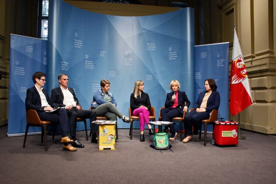 Sul podio (da sin.): Carmen Plaseller, Richard Theiner, Sandra Moszner, Miriam Leopizzi, Waltraud Deeg ed Elisabeth Scherlin. (Foto: ASP/Greta Stuefer)