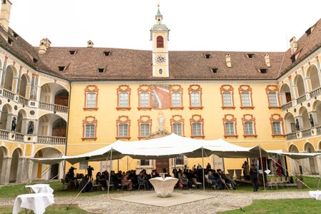Il cerchio si chiude: 500 anni fa, le rivolte contadine nel Tirolo storico iniziarono alle porte della Hofburg di Bressanone. Ora, nel cortile interno, è stato inaugurato l'anno museale dell'Euregio. (Foto: USP/Daniel von Johnston)