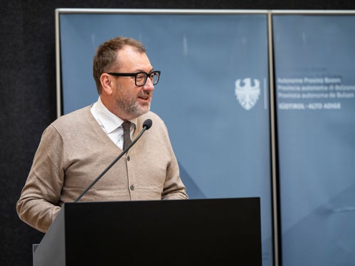 Regierungsrat Peter Peyer sprach die Gemeinsamkeiten, aber auch die Unterschiede zwischen den beiden Ländern an: Die Dreisprachigkeit unseres Kantons stellt auch für uns eine Herausforderung dar. Andererseits besteht ein erheblicher Unterschied, denn unser Kanton hat viel weitreichendere Kompetenzen und Aufgaben im Bereich der öffentlichen Sicherheit und Strafverfolgung. (Foto: LPA/Fabio Brucculeri)