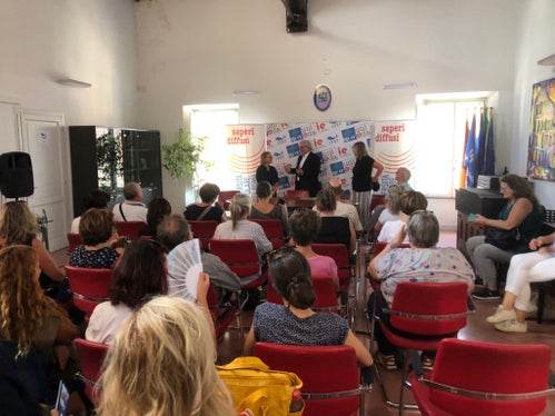 Francesco Florenzano, presidente dell'Università Popolare di Roma con i rappresentanti dei comitati altoatesini ospitati a Roma (Foto: ASP/Ufficio educazione permanente)