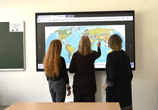 Die Lehrpersonen (von links) Sarah Breitenberger, Dagmar Stehn und Barbara Gantner halten Sprachförderkurse in Bozen, für die sich jährlich zwischen 60 und 80 Schülerinnen und Schüler einschreiben. (Foto: LPA/Deutsche Bildungsdirektion/Margit Pichler)