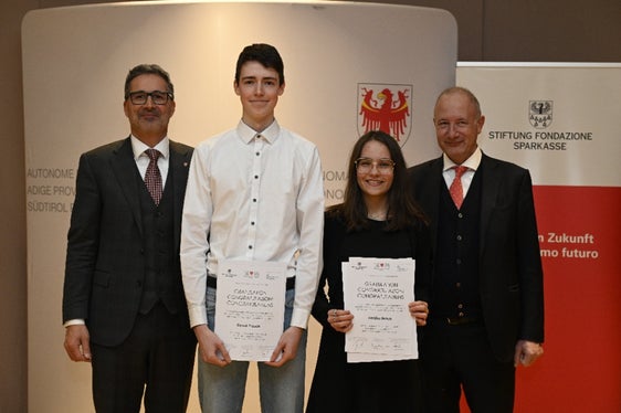 Due eccellenti diplomati della Valle Isarco: David Prosch di Bressanone e Annika Braun di Latzfons durante la foto con il presidente Arno Kompatscher e il Presidente della Fondazione Cassa di Risparmio Stefan Pan. (Foto: Hannes Ochsenreiter)