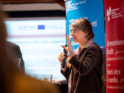 La professoressa Esther Happacher ha sottolineato, a nome del team di progetto, l’importanza dell’elaborazione scientifica delle competenze per la cooperazione transfrontaliera. (Foto: USP/Fabio Brucculeri)