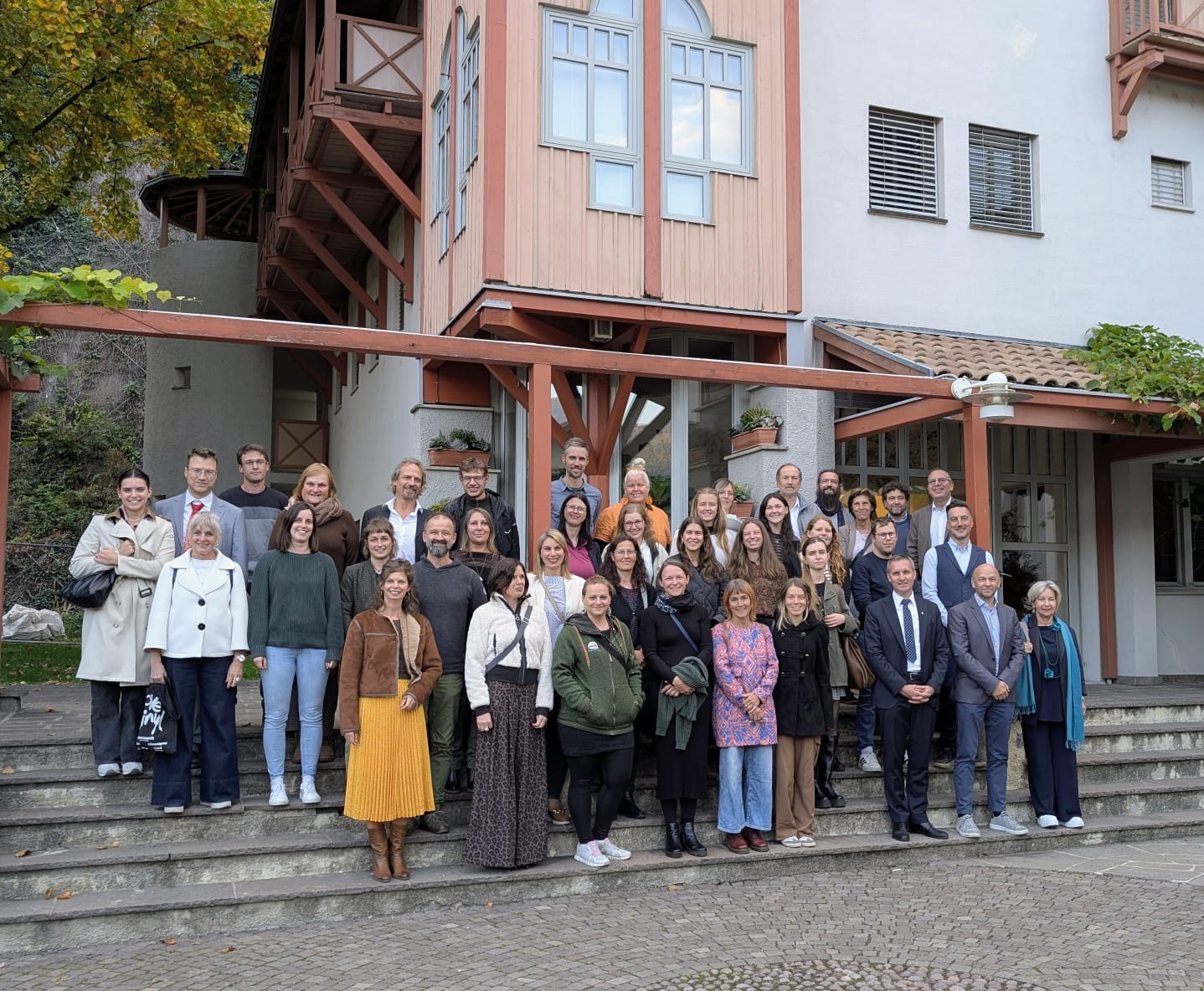 Gruppenbild mit Landesrat (vorne, Dritter von rechts): 32 Absolventinnen und Absolventen des Kräuterkurses haben ihr Zertifikat der beruflichen Qualifikation erhalten. (Foto: LPA/Fachschule Laimburg)