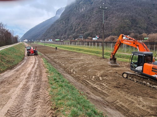 L'Ufficio Sistemazione bacini montani sud ha realizzato un&nbsp;filtro di fondo sull'argine dell'Adige. (Foto: USP/Ufficio Sistemazione bacini montani sud)