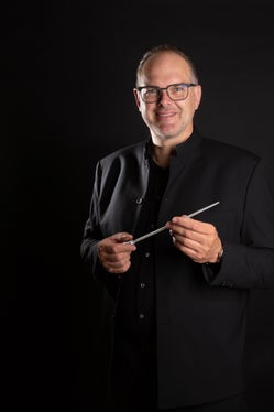 Der bisherige künstlerischer Leiter der Jugend Brass Band Südtirol Johann Finatzer wurde in seinem Amt bestätigt. (Foto/LPA/Deutsche Bildungsdirektion/Erwin Flor)