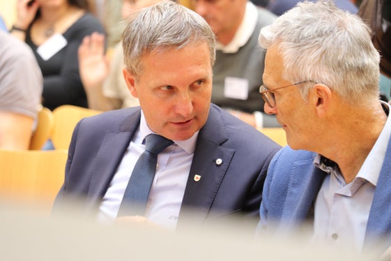 Forstwirtschaftslandesrat Luis Walcher und Landesforstdirektor Günther Unterthiner bei der Fachtagung MarmoGen im Innenhof des Palais Widmann. (Foto: LPA/Maja Clara)