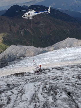 Poiché una parte dei rifiuti raccolti si trovava in zone di difficile accesso, il trasporto del materiale è stato effettuato anche con l’ausilio di un elicottero. (Foto: USP/Ispettorato forestale Silandro)