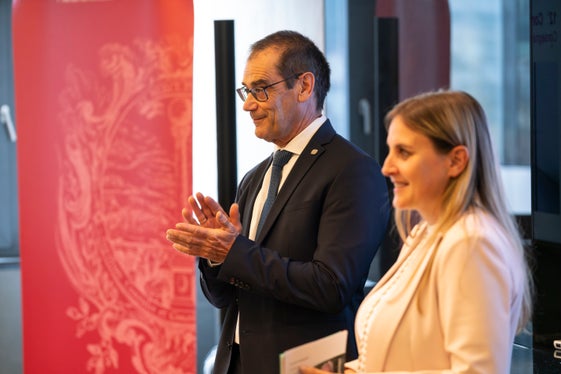 Alfred Aberer, segretario generale della Camera di commercio di Bolzano e Ulrike Oberhammer, presidente della Commissione provinciale pari opportunità per le donne, durante la cerimonia di consegna dei certificati presso la sede della Camera di commercio di Bolzano. (Foto: USP/Daniel von Johnston)