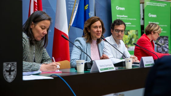 Die Direktorin der Abteilung Europa, Martha Gärber, und ihr Stellvertreter Peter Paul Gamper (2.u.3.v.l.) bei der heutigen Efre-Begleitausschusssitzung (Foto: LPA/Fabio Brucculeri)