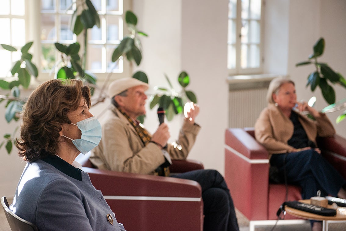 L'assessora Maria Hochgruber Kuenzer (a dx) e la soprintendente ai beni culturali Karin Dalla Torre (a dx) a colloquio con l'artista Manfred Alois Mayr&nbsp; a Palazzo Rottenbuch a Bolzano. (Foto: ASP/Claudia Corrent)