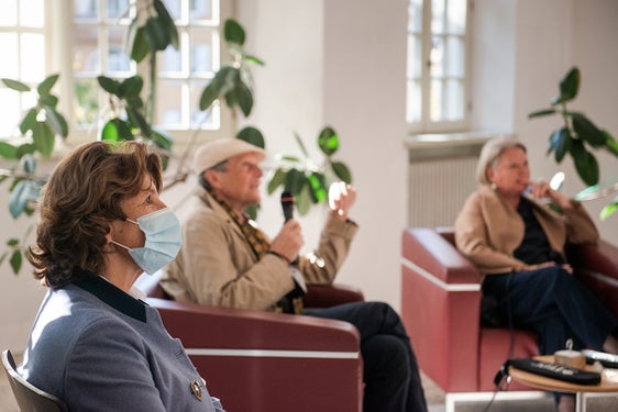 L'assessora Maria Hochgruber Kuenzer (a dx) e la soprintendente ai beni culturali Karin Dalla Torre (a dx) a colloquio con l'artista Manfred Alois Mayr&nbsp; a Palazzo Rottenbuch a Bolzano. (Foto: ASP/Claudia Corrent)