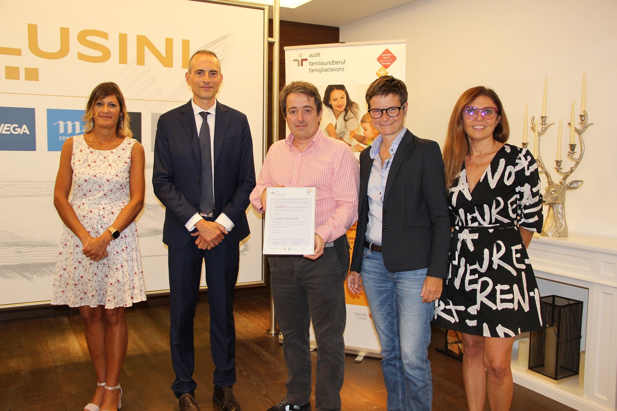 Nella foto da sin.: Elisabetta Bartocci, vicesegretario della Camera di Commercio,  Luca Filippi, amministratore delegato della Lusini, Luca Angiolini, direttrice dell'Agenzia per la famiglia, Carmen Plaseller e la responsabile risorse umane della Lusini Italia srl. (Foto: ASP/Carmen Kollmann)