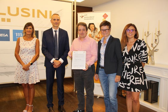 Nella foto da sin.: Elisabetta Bartocci, vicesegretario della Camera di Commercio,  Luca Filippi, amministratore delegato della Lusini, Luca Angiolini, direttrice dell'Agenzia per la famiglia, Carmen Plaseller e la responsabile risorse umane della Lusini Italia srl. (Foto: ASP/Carmen Kollmann)
