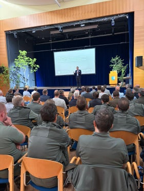 Die Fachtagung Wald im Wandel des Forstinspektorates Schlanders thematisierte den Umbau von Schwarzkiefernwäldern zu naturnahen, laubholzreichen Mischwäldern am Vinschger Sonnenberg. (Foto: LPA/Tobias Erschbamer)