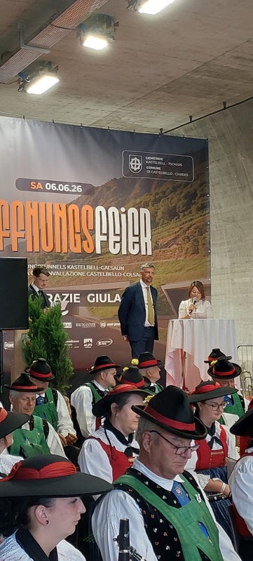 Maria Forcher, cittadina di Castelbello, ha vissuto da vicino i lavori per la circonvallazione e, con un discorso accanto all'assessore provinciale alle Infrastrutture e alla Mobilità Daniel Alfreider, può finalmente festeggiare l'apertura della circonvallazione: la strada sarà aperta al traffico da martedì 9 giugno. (Foto: USP/Helga Morandell)