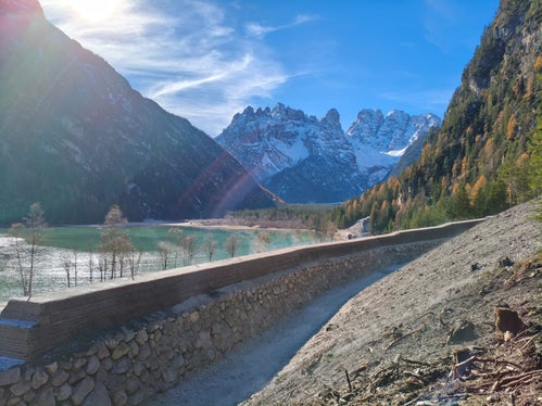 Die neuen Lawinenschutzdämme tragen zur langfristigen Sicherung der Straßenverbindung zwischen Südtirol, der Region Venetien und den Olympia-Austragungsorten Mailand Cortina 2026 bei. (Foto: LPA/Ressort für Infrastrukturen und Mobilität)