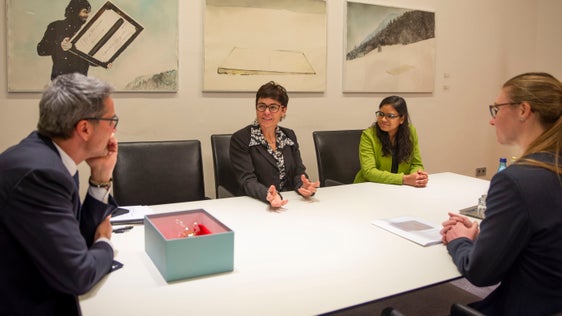 Landeshauptmann Kompatscher im Gespräch mit den Mikrobiologinnen (Foto: Fabio Brucculeri)