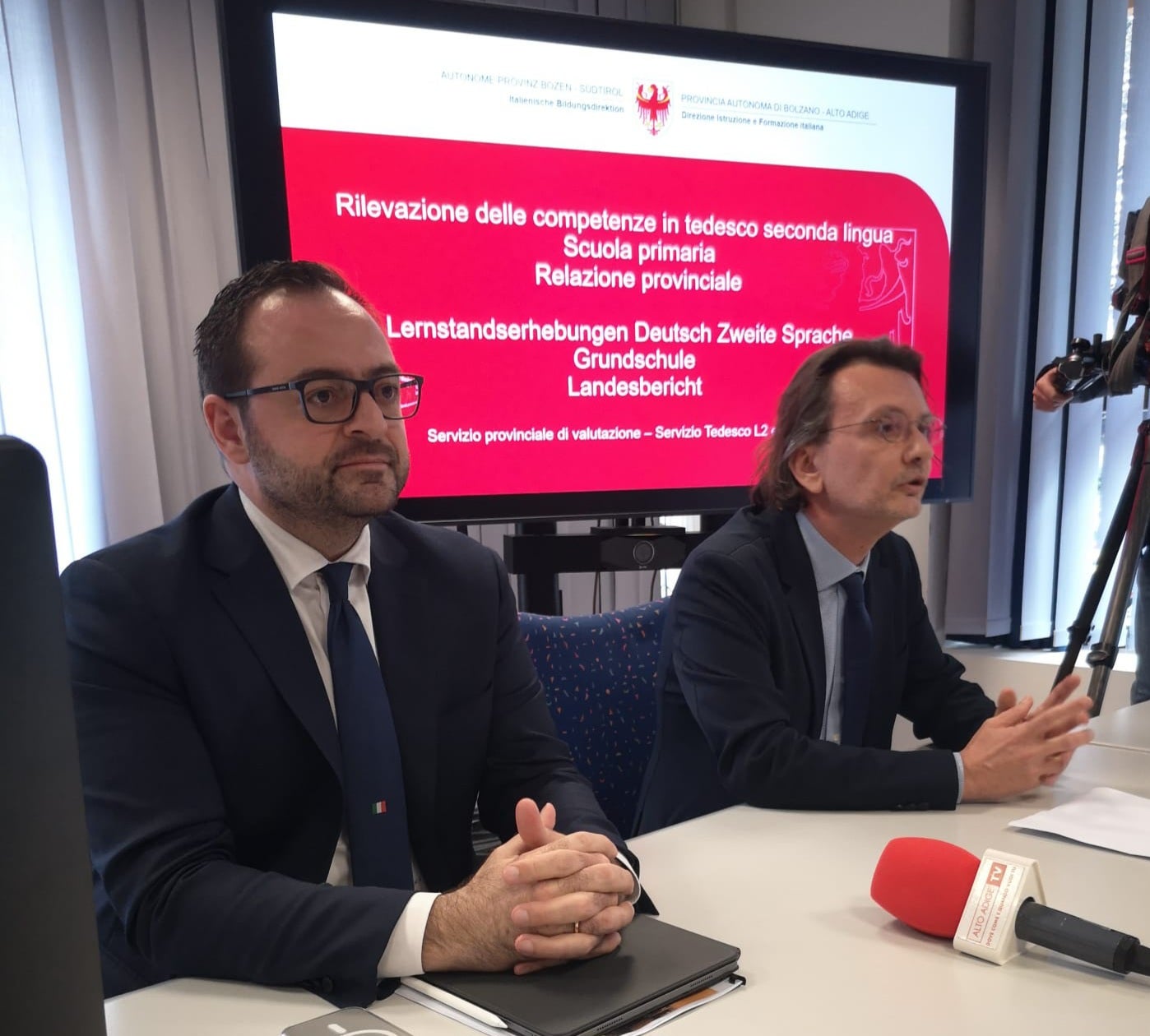 Il vicepresidente della Provincia e assessore alla scuola italiana, Marco Galateo (a sinistra) e il sovrintendente Vincenzo Gullotta durante l'odierna presentazione della rilevazione delle competenze in tedesco L2. (Foto: ASP/Scuola italiana)