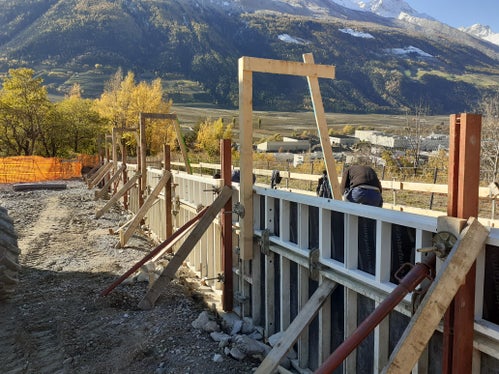 Per evitare che masse d'acqua più consistenti e il materiale detritico vengano convogliati in direzione del poligono di tiro viene potenziato il volume di deflusso della cunetta esistente sul rio Vezzano a Coldrano. (Foto: ASP/Sistemazione bacini montani ovest)