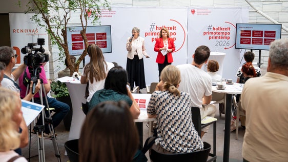 In der, von der Genossenschaft Renovas geführten, Landhausbar in Bozen zog Landesrätin Rosmarie Pamer (rechts) gemeinsam mit Ressortdirektorin Michela Morandini (links) und Vertreterinnen und Vertretern ihrer Ämter Bilanz über bisher Erreichtes. Außerdem wurden zentrale Anliegen der nächsten 2,5 Jahre genannt. (Foto: LPA/Fabio Brucculeri)
