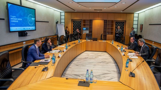 Un momento dell'incontro odierno tra l'assessore Alfreider (nella foto il primo da sinistra), il viceministro all'Ambiente e Sicurezza energetica Gava (seconda da sinistra), il presidente Kompatscher (primo da destra) e il vicepresidente e assessore Giuliano Vettorato (seconda da sinistra) (Foto: ASP/Fabio Brucculeri)