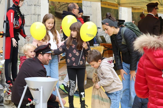 Approfondimento sul lavoro dei vigili del fuoco: i bambini hanno aiutato a riempire sacchi di sabbia per proteggere la città dalle inondazioni. (Foto: ASP/Maja Clara)
