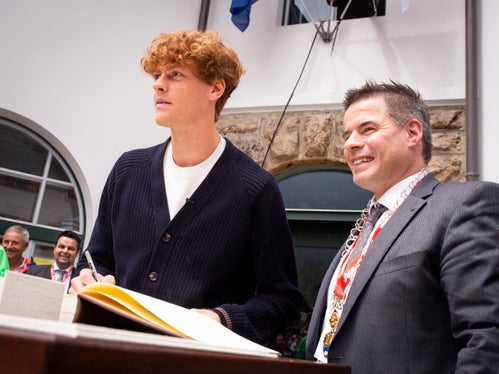 Bürgermeister Thomas Summerer mit dem wohl bekanntesten Bürger seiner Gemeinde, Jannik Sinner. (Foto: LPA/Fabio Brucculeri)