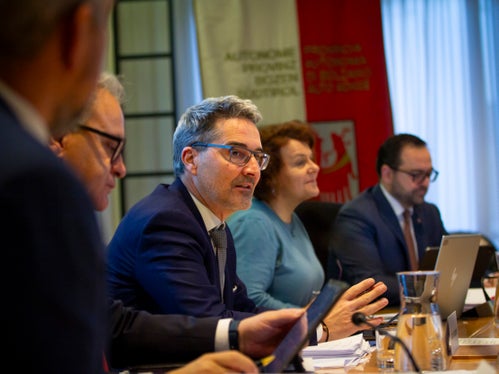 Klärten bei ihrer ersten Regierungssitzung auch organisatorische Fragen: LH Arno Kompatscher (Bildmitte) mit (v.l.) Generaldirektor Alexander Steiner (von hinten), Generalsekretär Eros Magnago, LH-Stellvertreterin Rosmarie Pamer und LH-Stellvertreter Marco Galateo. (Foto: LPA/Fabio Brucculeri) 