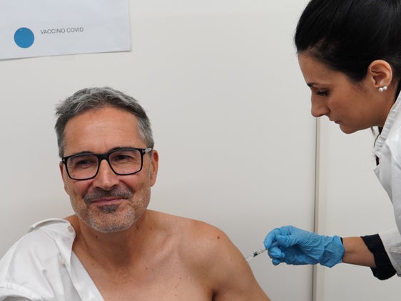"Con il vaccino proteggiamo noi stessi e, al contempo, gli altri. Più persone partecipano, meglio proteggiamo soprattutto coloro per i quali la malattia può avere gravi conseguenze", ha affermato il presidente Arno Kompatscher in occasione della vaccinazione antinfluenzale alla quale si è sottoposto all'Ospedale di Bolzano. (Foto: USP/Peter Seebacher)
