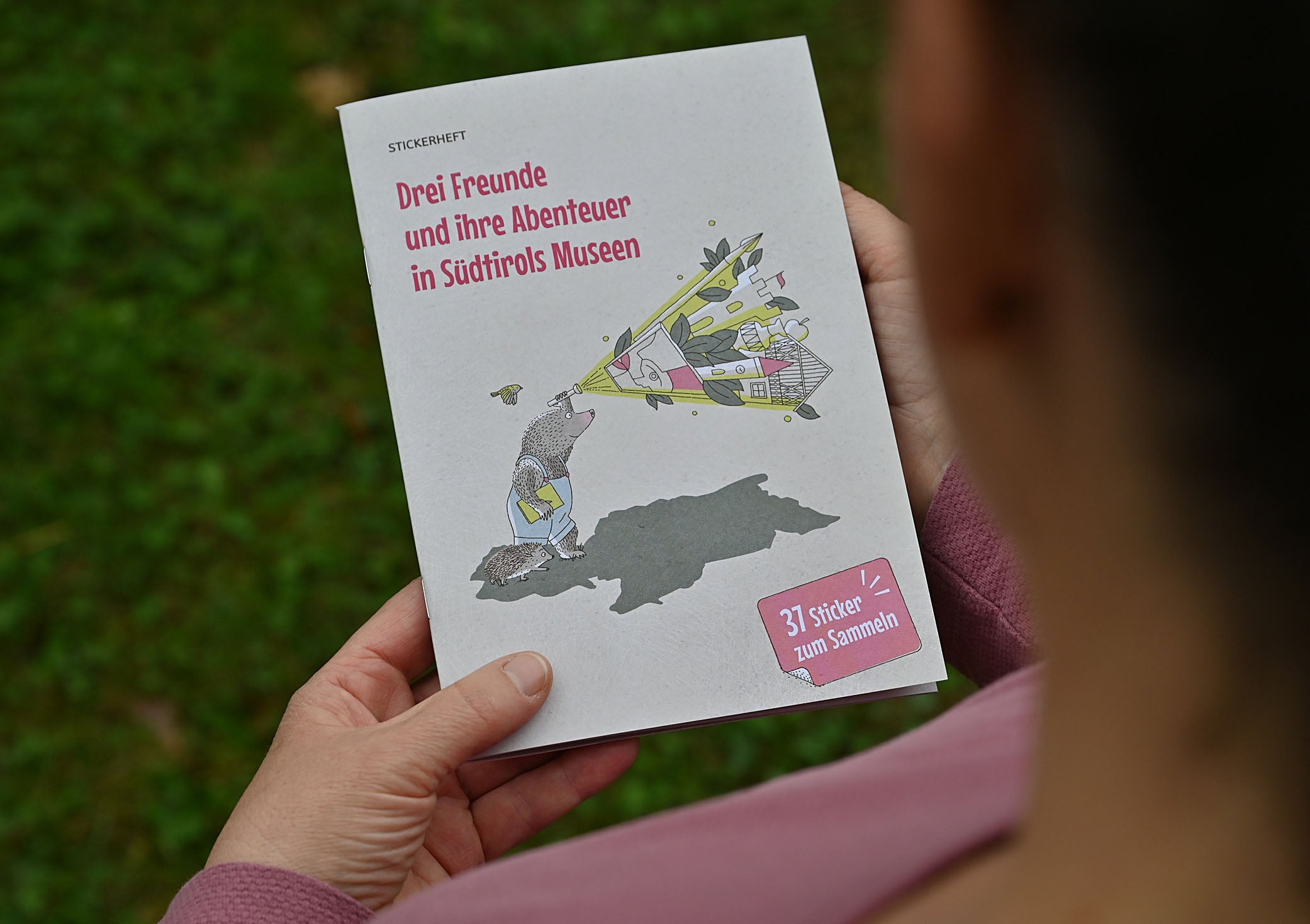 Das Stickerheft des Museumsverbands Südtirol
