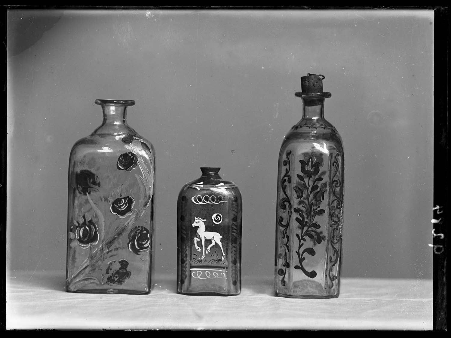 Objektaufnahme. Drei bemalte Flaschen aus dem Stadtmuseum Bozen, 1909, Foto: Fotostudio Waldmüller, Amt für Film und Medien/Autonome Provinz Bozen – Südtirol, LAV003-BA-09284-485, CC BY 4.0